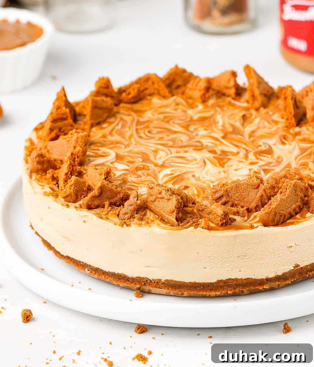 Close up on the side of the cheesecake placed on a white plate.