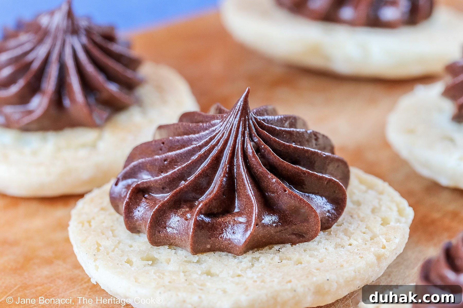 Close up of the piped filling before the cookies are sandwiched. 