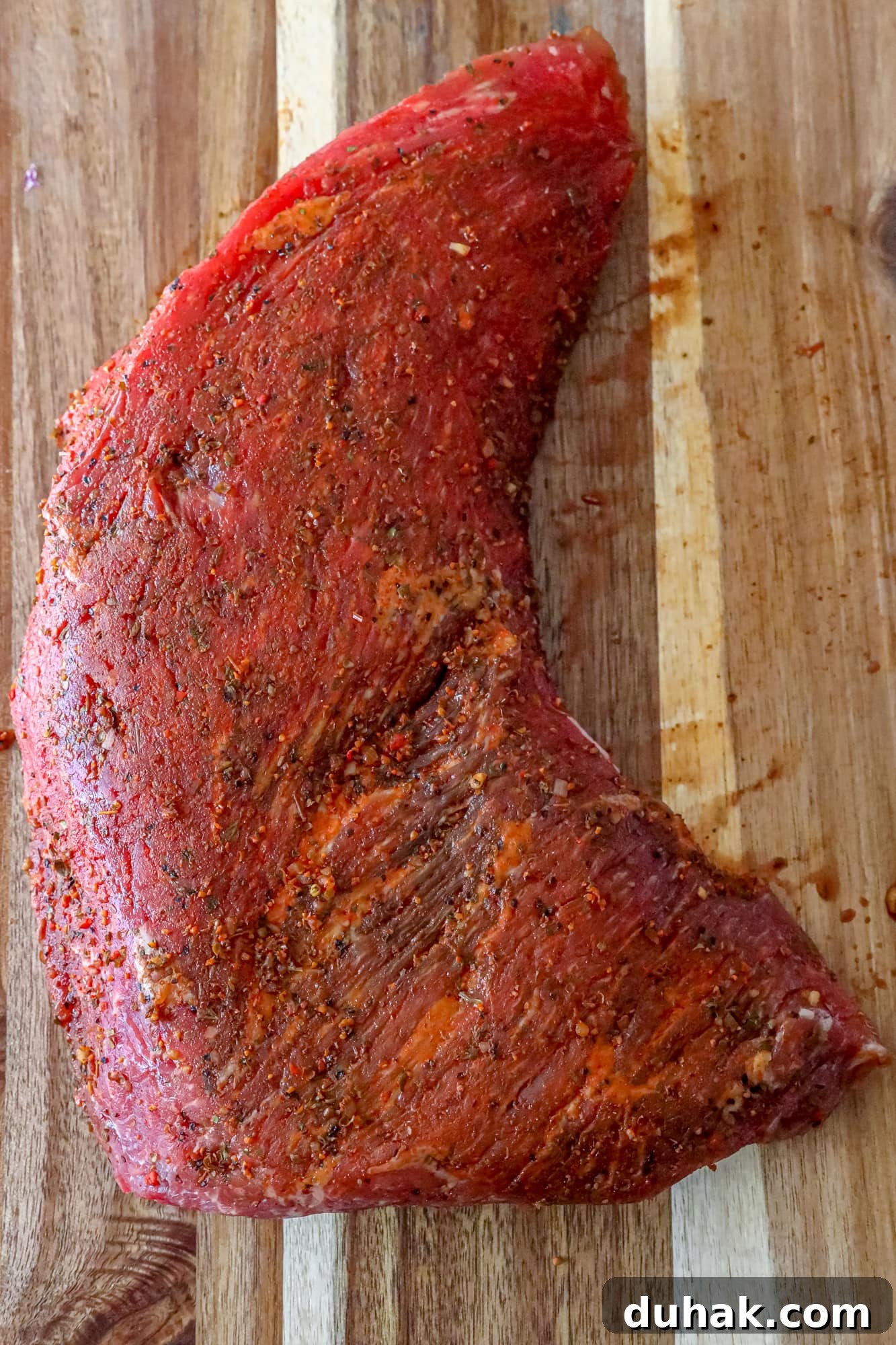 picture of seasoned tri tip on a cutting board