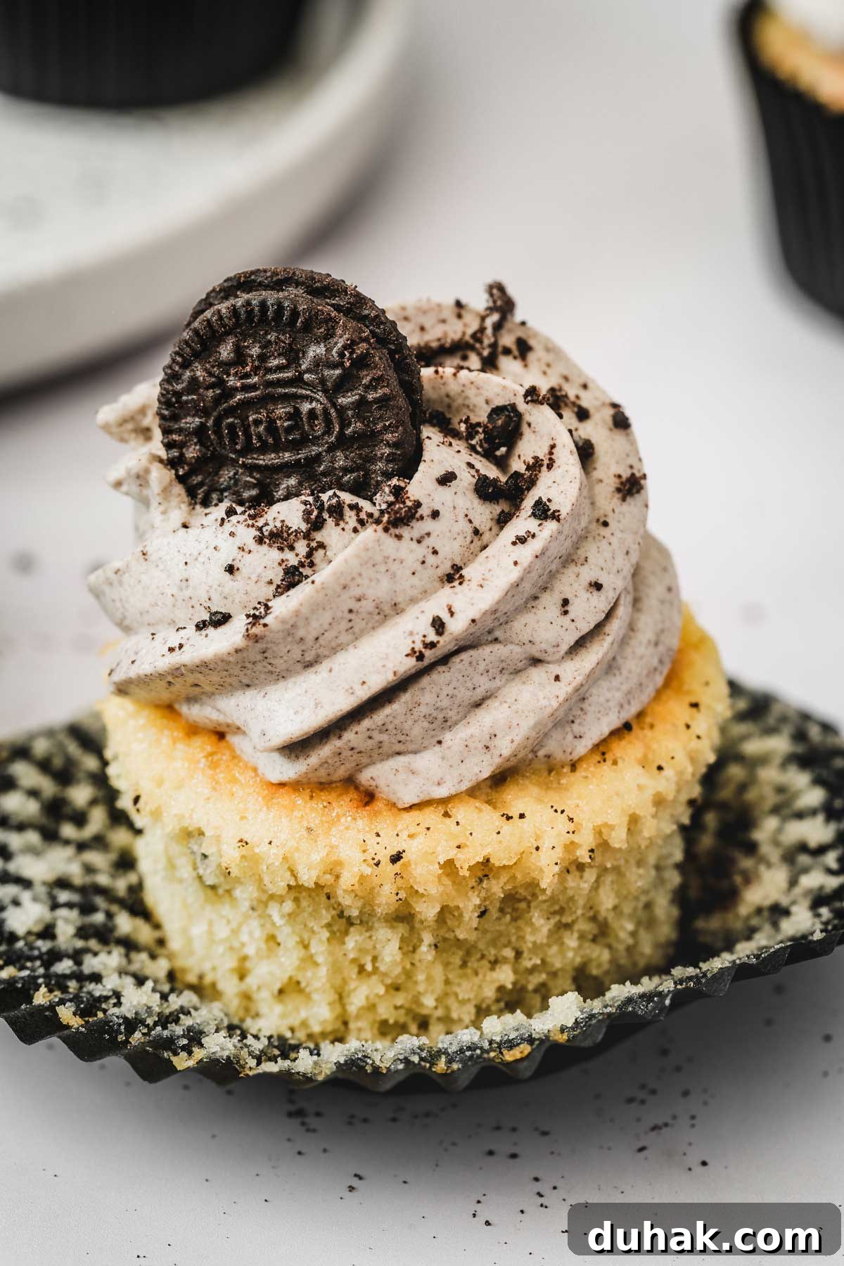 Oreo Stuffed Chocolate Cupcakes with Cream Cheese Frosting 2 oreo cupcakes with vanilla base and oreo frosting