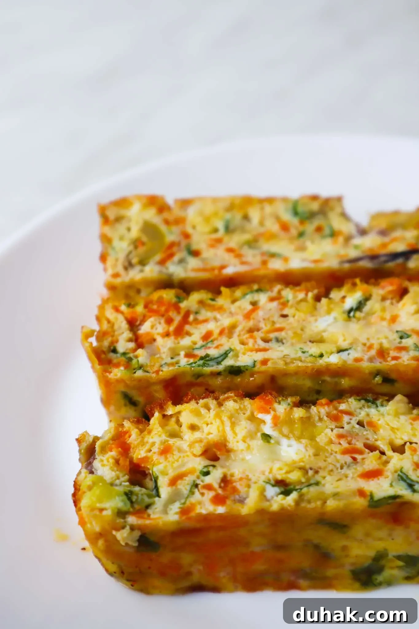 Super easy breakfast egg bake recipe that you will love! This is a great low-carb and high-protein breakfast idea that you can meal prep for the week, especially if you have fitness and weight loss goals!